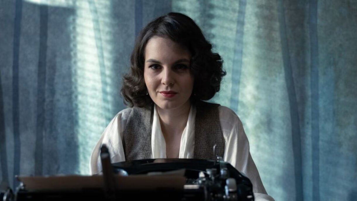 una mujer mirando a cámara vestida de época en una escena de la serie El infierno de las mujeres de HBO Max