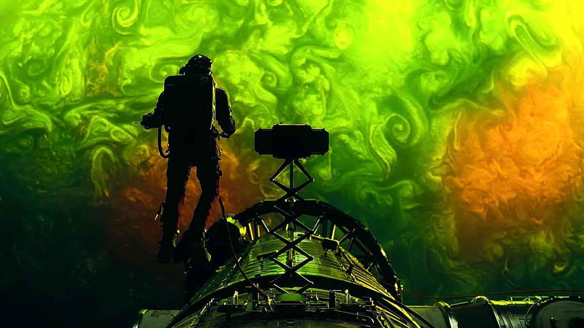 el protagonista de Proyecto Salvación fuera de la nave, mirando una aurora planetaria