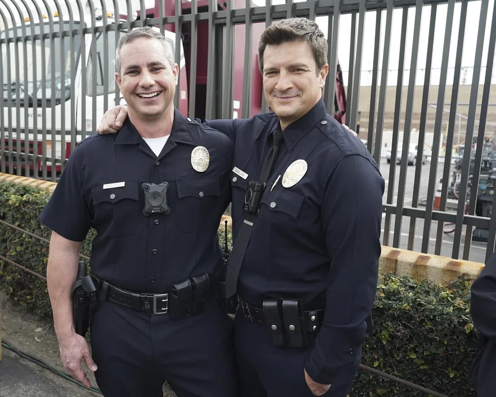 William Norcross junto a Nathan Fillion en el rodaje de 'The Rookie'