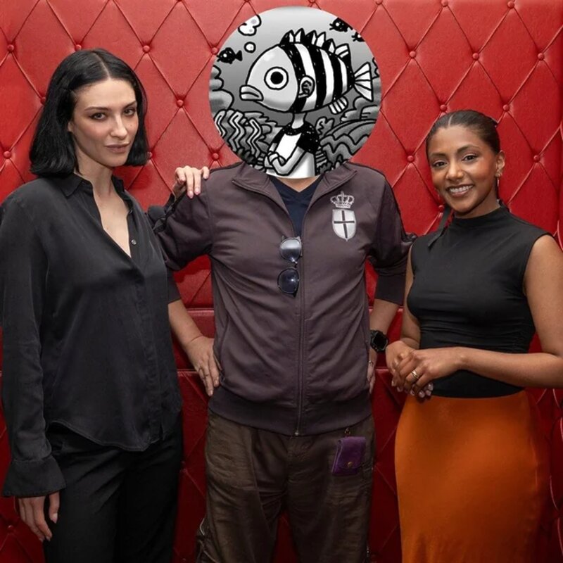 Oda junto a Lera Abova y Charithra Chandran