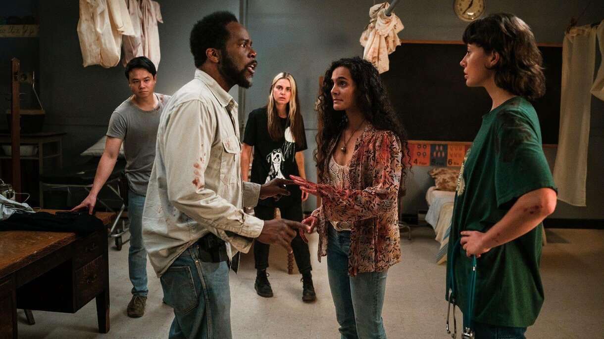 escena con los protagonista de From, serie de HBO Max