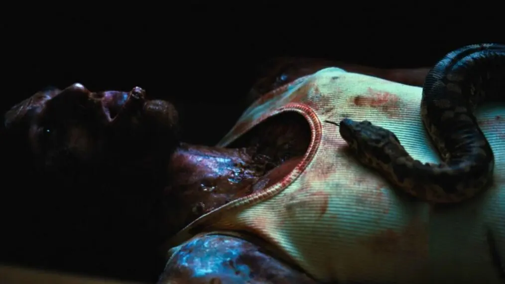 nate euphoria serpiente Nate en Euphoria en el último capítulo junto a una serpiente